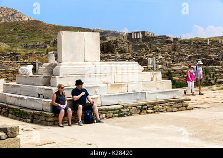 Touristen inmitten der Ruinen von Delos, Kykladen, Griechenland. Stockfoto