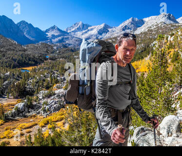 Wanderer am Overlook am Mono Pass Trail im Little Lakes Valley im Rock Creek Canyon im Herbst Stockfoto