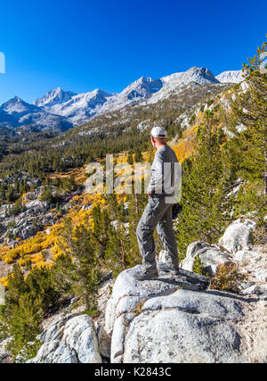 Wanderer am Overlook am Mono Pass Trail im Little Lakes Valley im Rock Creek Canyon im Herbst Stockfoto