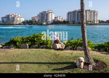 Miami Beach, Florida, South Pointe Park, Stadtpark, Government Cut, Waterfront, Fisher Island, Mann, Männer, Hund, Trompetenhorn spielend, FL170430241 Stockfoto