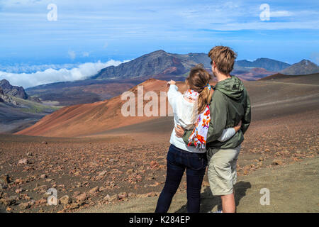 Paar auf Wanderung an der Sliding Sands Trail am Haleakala National Park auf Maui Blick auf Schlackenkegel Stockfoto