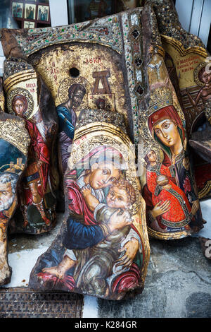 Sammlung der Griechisch-orthodoxen Replik Symbole für den Verkauf an Touristen, Mykonos, Griechenland. Stockfoto