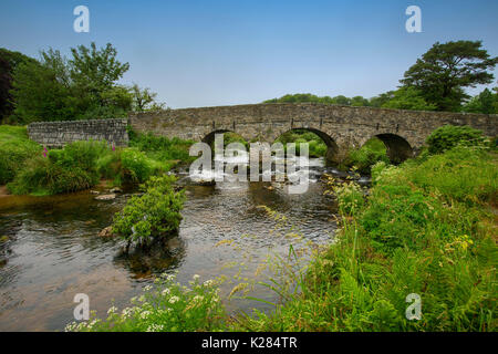 Weltkulturerbe 18. Jahrhundert gewölbten Steinbrücke über die East Dart, Nebenfluss des Flusses Dart, in der Nähe der Ortschaft Postbridge, Dartmoor National Park, England Stockfoto