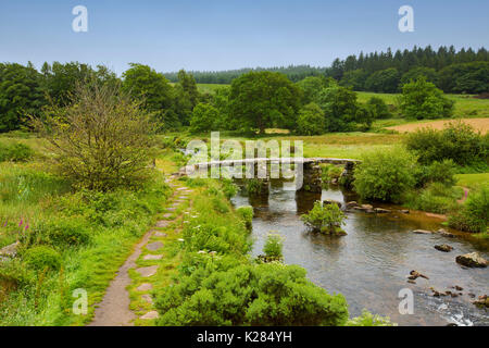 Denkmalgeschützten mittelalterlichen 1880 Brücke über East Dart, Nebenfluss des Flusses Dart, in der Nähe der Ortschaft Postbridge, Nationalpark Dartmoor, Devon, England. Stockfoto