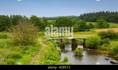 Denkmalgeschützten mittelalterlichen 1880 Brücke über East Dart, Nebenfluss des Flusses Dart, in der Nähe der Ortschaft Postbridge, Nationalpark Dartmoor, Devon, England. Stockfoto