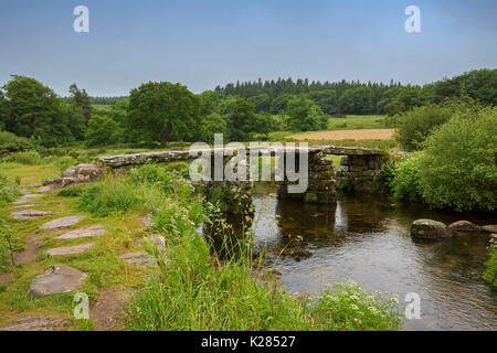 Denkmalgeschützten mittelalterlichen 1880 Brücke über East Dart, Nebenfluss des Flusses Dart, in der Nähe der Ortschaft Postbridge, Nationalpark Dartmoor, Devon, England. Stockfoto