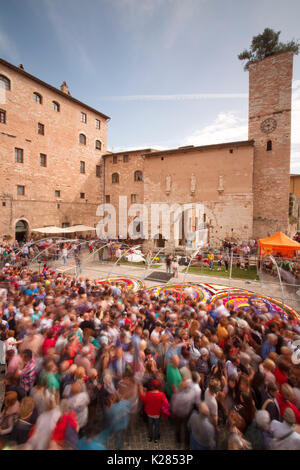 Europa, Umbrien, Italien, Perugia District, Spello. Heiligen Künstlerpersönlichkeiten realisiert mit Blumen anlässlich der Fronleichnam Stockfoto