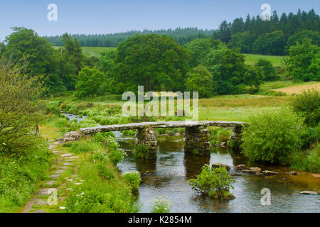 Denkmalgeschützten mittelalterlichen 1880 Brücke über East Dart, Nebenfluss des Flusses Dart, in der Nähe der Ortschaft Postbridge, Nationalpark Dartmoor, Devon, England. Stockfoto