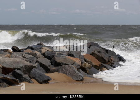 Brechen von Wellen und Felsen Stockfoto