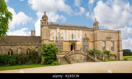 Panoramablick auf historischen des 13. Jahrhunderts Lacock Abbey in Dorf Lacock, Wiltshire, England unter blauen Himmel Stockfoto