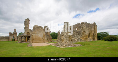 Panorama der Ruinen des 12. Jahrhundert alten Sherborne Castle, Castleton, Dorset, England Stockfoto