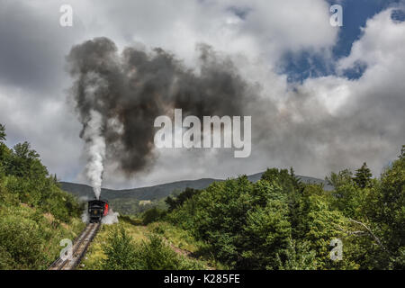 Dampfmaschine - zahnradbahn - Befugnisse bis zur Mount Washington in New Hampshire USA - White Mountain National Forest Stockfoto