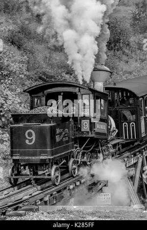 Dampfmaschine - zahnradbahn - Befugnisse bis zur Mount Washington in New Hampshire USA - White Mountain National Forest Stockfoto