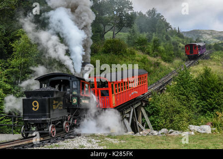 Dampfmaschine - zahnradbahn - Befugnisse bis zur Mount Washington in New Hampshire USA - White Mountain National Forest Stockfoto