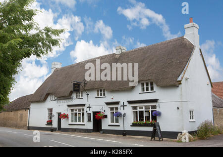 Weiß lackiert thatched Country Pub/B & B, Rose und Crown unter blauem Himmel in Deutsch land Dorf Longburton, Dorset, England Stockfoto