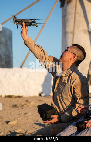 Mann hält eine Mavic Pro quadcopter Drone, Mykonos, Griechenland. Stockfoto