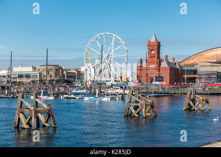 CARDIFF/UK - 27. August: Riesenrad und Pierhead Building in Cardiff am 27. August 2017. Nicht identifizierte Personen Stockfoto