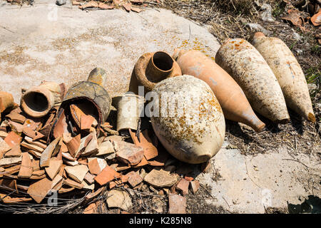 Alte kaputte Terrakotta Amphore in den archäologischen Ruinen liegen, Delos, Griechenland. Stockfoto