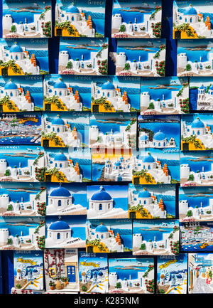 Wand von Souvenirs zum Verkauf an Touristen, Mykonos, Griechenland. Stockfoto