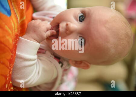 süße verträumte kleine Baby Mädchen Porträt Stockfoto