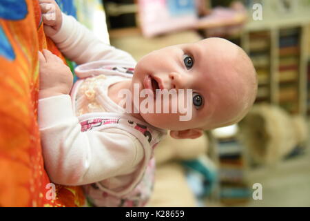 süße verträumte kleine Baby Mädchen Porträt Stockfoto