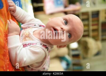 süße verträumte kleine Baby Mädchen Porträt Stockfoto