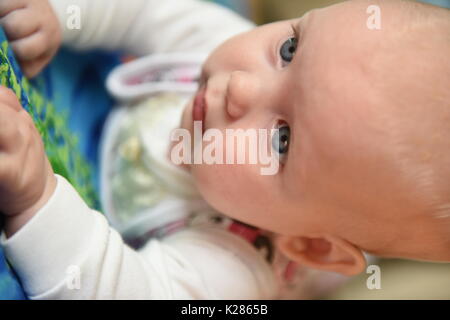 süße verträumte kleine Baby Mädchen Porträt Stockfoto