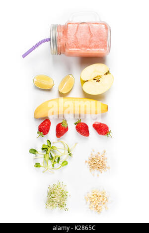 Detox reinigen trinken, Obst und Beeren-Smoothie Zutaten. Natürliche, organische gesunden Saft für Gewicht-Verlust-Diät oder Fasten Tag. Einmachglas diätetische Getränke mit Erdbeeren, Microgreens und Banane Stockfoto