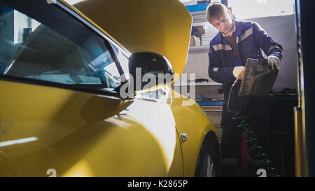 Automechaniker bläst Luft filter der Automobil Service Stockfoto