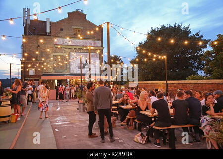 Die bussey Biergarten, eine Bar auf dem Dach des Peckham berühmten bussey Gebäude - eine viktorianische Fabrik heute Heimat von Künstlern und kreativen Unternehmen. Stockfoto