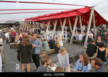 Frank's Café, das berühmte Dachterrasse mit Bar und Restaurant im Parkhaus in Peckham, London, UK. Zeigt die temporäre Dach- und Barbereich. Stockfoto