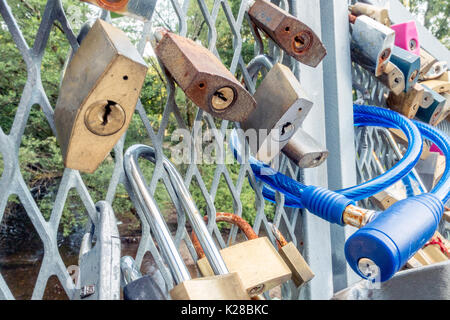 Liebe Schlösser auf einer Brücke Stockfoto