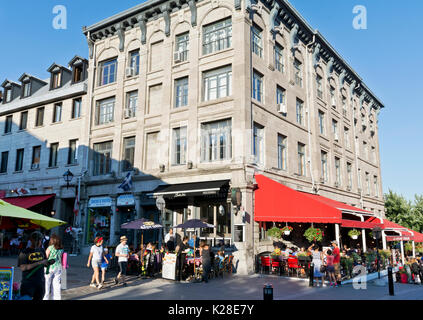 Die Menschen genießen die Restaurants, Terrassen und Geschäfte im Ort, Jacques Cartier in der Altstadt von Montreal. (Vieux Montreal) Stockfoto