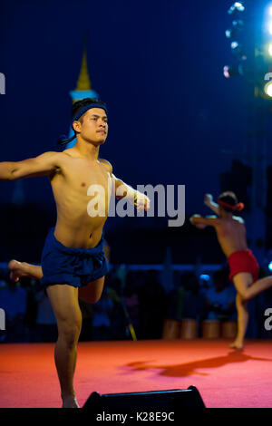 Bangkok, Thailand - 10 April, 2007: Zwei Männer durchführen Wai khru Zeremonie vor outdoor Ausstellung Muay Thai Kickboxing Match im Grand Palace Stockfoto