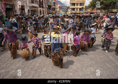 Juni 25, 2017 Cotacachi, Ecuador: Kinder tragen Sombreros und Chaps im Inti Raymi feiern Stockfoto