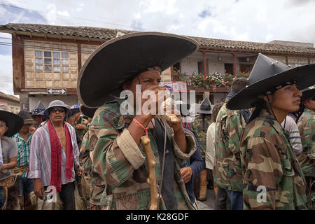 Juni 25, 2017 Cotacachi, Ecuador: Indigene kichwa Mann mit dem Seashell Horn an der Inti Raymi Parade Stockfoto