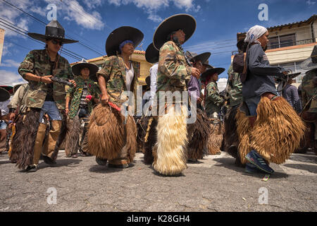 Juni 25, 2017 Cotacachi, Ecuador: Low Angle View von Quechua indigenen Männer tragen Chaps bei Inti Raymi Fest Stockfoto