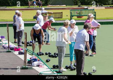 Ältere Frauen spielen Boule im Freien. Billingham, North East England. Großbritannien Stockfoto