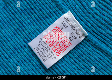 Weg von Brand Label in blau Atmosphäre Jumper von Primark Größe 12 zu halten - in Englisch und Spanisch Stockfoto