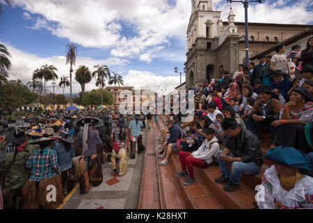 Juni 25, 2017 Cotacachi, Ecuador: die Zuschauer sitzen auf den Treppen der Kirche in das Main Plaza beobachten die Inti Raymi Parade Stockfoto