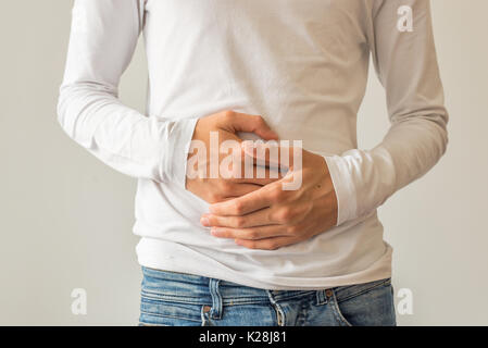 Junge Mann leidet unter Magenschmerzen, Durchfall, Verstopfung, Sodbrennen, Verdauungsstörungen, Übelkeit Stockfoto