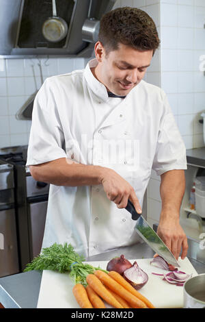 Koch Vorbereitung Gemüse im Restaurant Küche Stockfoto