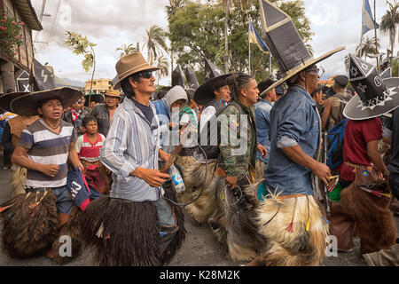 Juni 25, 2017 Cotacachi, Ecuador: Indigene quechua Männer tragen Sombreros und Chaps tanzen im Inti Raymi feiern Stockfoto