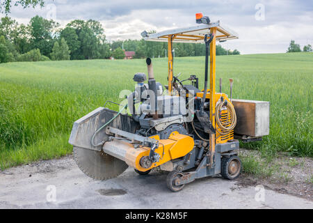 Katrineholm, Schweden - 20. Juni 2017: Gelb Asphaltschneider geparkt Stockfoto