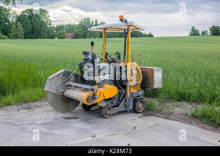 Katrineholm, Schweden - 20. Juni 2017: Gelb Asphaltschneider geparkt Stockfoto