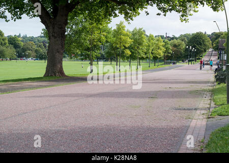 Männer Radfahren im Wald Recreation Ground, Nottingham, Heimat der berühmten Goose Fair. Stockfoto