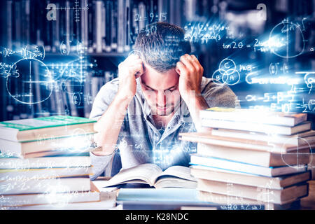 Müde Schüler in viel zu lesen Stockfoto