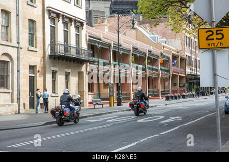 New South Wales Sydney Polizisten auf ihren Motorrädern reiten durch das Viertel The Rocks in Sydney, Australien Stockfoto