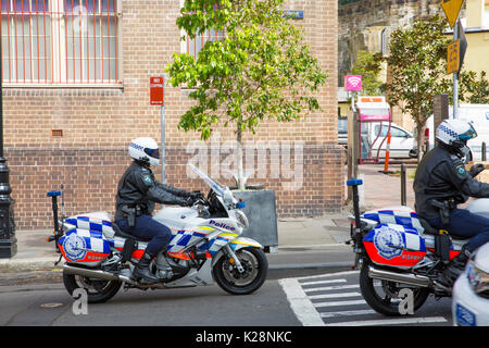 New South Wales Sydney Polizisten auf ihren Motorrädern reiten durch das Viertel The Rocks in Sydney, Australien Stockfoto