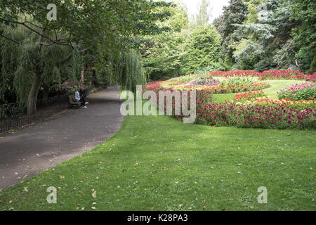 Das Arboretum in der Stadt Nottingham mit Garten und Bettwäsche Blumen Stockfoto